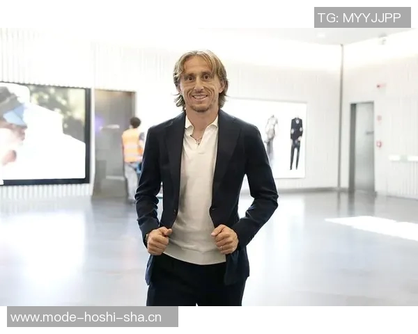 米兰2526赛季全家福揭晓阿莱格里与莫德里奇同框引发热议 米兰2526赛季全家福揭晓阿莱格里与莫德里奇同框引发热议