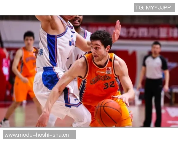 亨特对阵旧主表现出色9投6中斩获16分4篮板2抢断三分命中率50