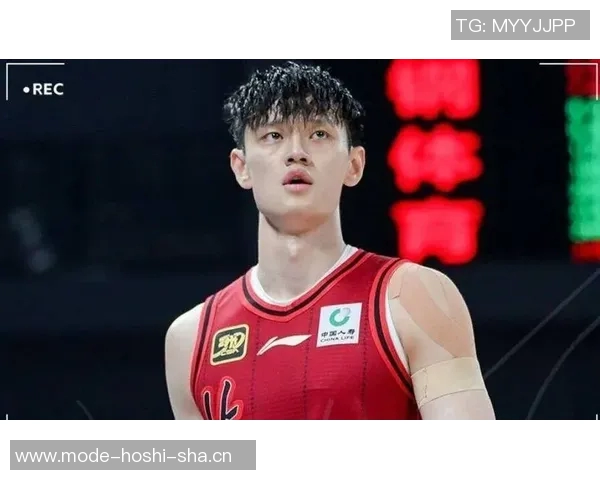 曾凡博突破遭遇压力险些失误及时回传队友化解危机