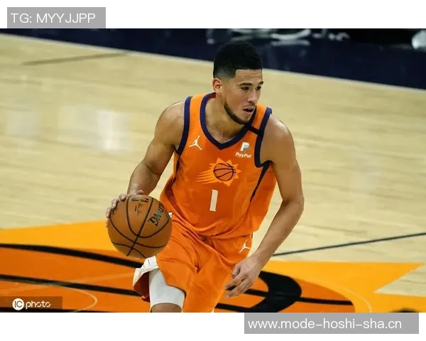 带伤作战的布克在球队中的无私奉献让人难以用言语形容其巨大贡献 带伤作战的布克在球队中的无私奉献让人难以用言语形容其巨大贡献